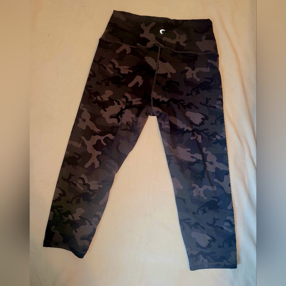 ZYIA Active Forest Camo Luxe Hi-Rise Capri 20" Leggings 12 - Picture 5 of 8